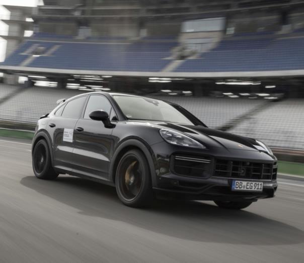 Walter Röhrl testet neues Performance-Modell der Cayenne-Baureihe